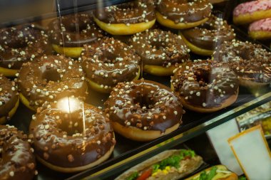 Fırın rafında sergilenen bir sürü çikolatalı çörek.