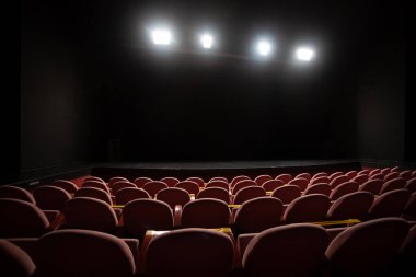 Kırmızı sinema koltukları ve sahne ışıkları