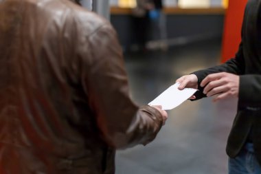 Tiyatroya girmeden önce bilet kontrolü