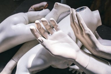 Bir yığın manken kolları