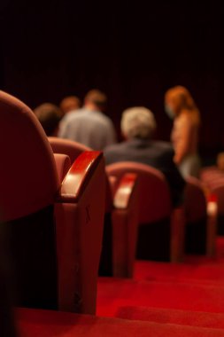 Tiyatro seyircisi gösteriden önce yerini alıyor