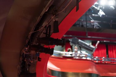 Sahnenin üstündeki projektörler