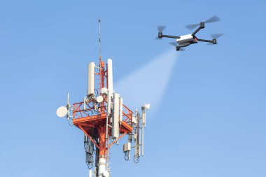 İHA mobil ağ kulesini denetliyor