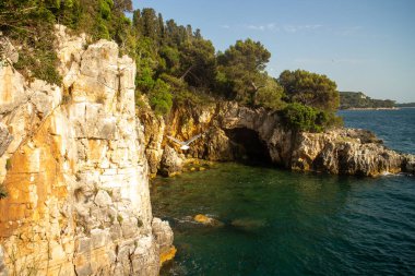 Hırvatistan 'ın Rovinj kenti, mağaranın girişi ile deniz kıyısında sallanıyor