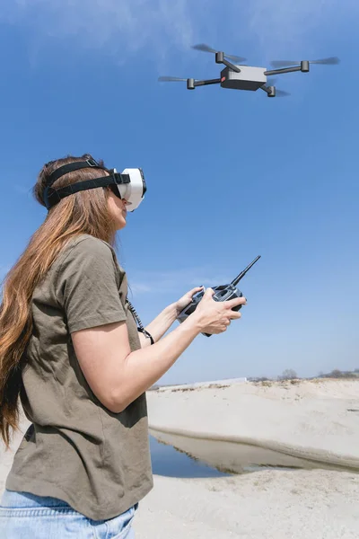 Uzaktan Kumandalı Sanal Gerçeklik Gözlüklü Bir Dron Uçuran Genç Kadın — Stok fotoğraf