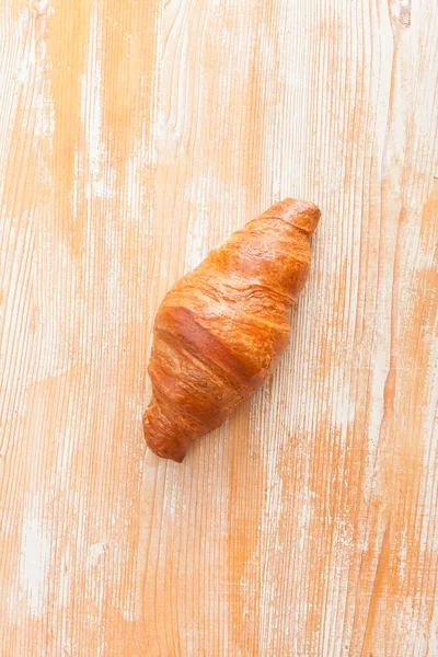 Croissant Fehér Felületen — Stock Fotó