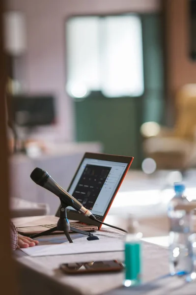 Microphone Ordinateur Portable Sur Table Lors Une Conférence Affaires — Photo