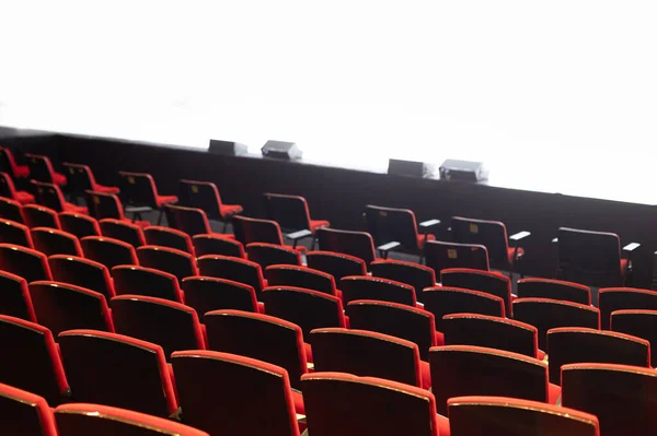 Kursi Teater Kosong Dengan Latar Belakang Putih — Stok Foto