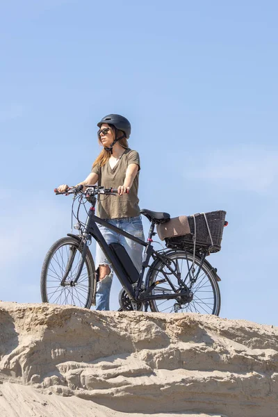 Jeune Femme Avec Casque Protection Vélo Préparant Pour Une Balade — Photo