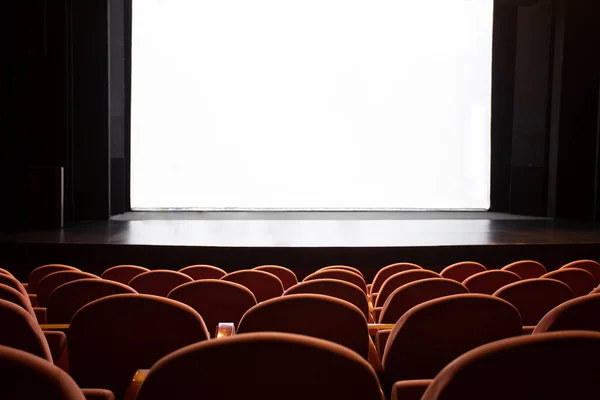 Sedili Del Teatro Con Zona Bianca Isolata — Foto Stock