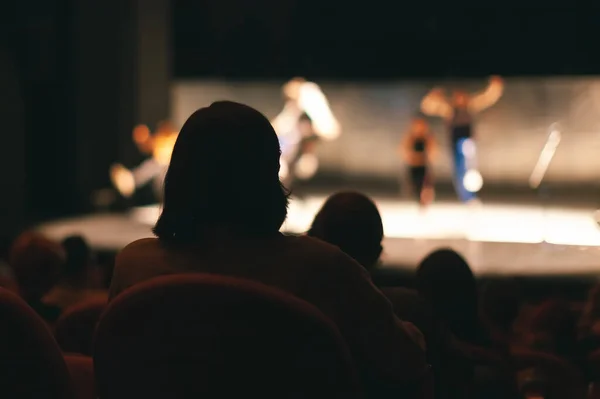 Publikum Sieht Theaterstück — Stockfoto