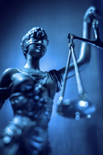 Άγαλμα Δικαιοσύνης Κυρία Κλίμακες Και Δεμένα Μάτια Μπλε Φόντο — Φωτογραφία Αρχείου