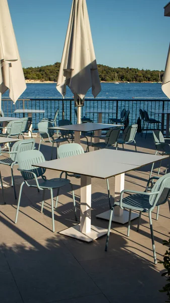 Άδεια Τραπέζια Εστιατορίων Δίπλα Στη Θάλασσα — Φωτογραφία Αρχείου