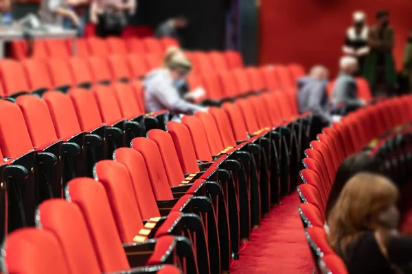 극장에서 상영되는 청중들은 백인들에게 고립되어 있었다 — 스톡 사진