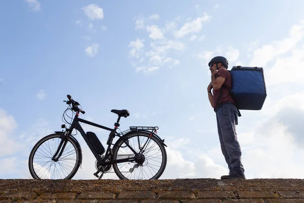 Bike Zusteller Auf Arbeit Vorbereitet Stockfoto