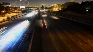 zaman atlamalı, los angeles şehir trafik ilerliyor, gece