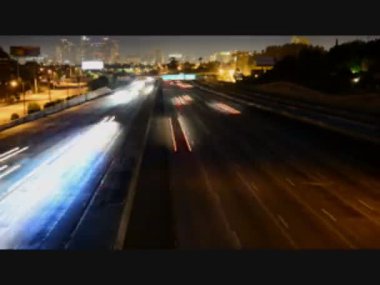 zaman atlamalı, los angeles şehir trafik ilerliyor, gece