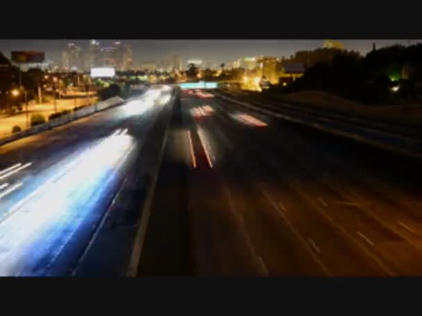 Tijdspanne van verkeer richting los angeles stad bij nacht — Stockvideo