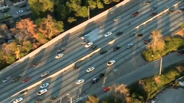 Съёмки с воздуха автострад и пригородов Лос-Анджелеса — стоковое видео