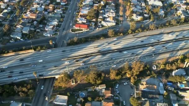 Imágenes aéreas de autopistas y suburbios de Los Ángeles — Vídeos de Stock