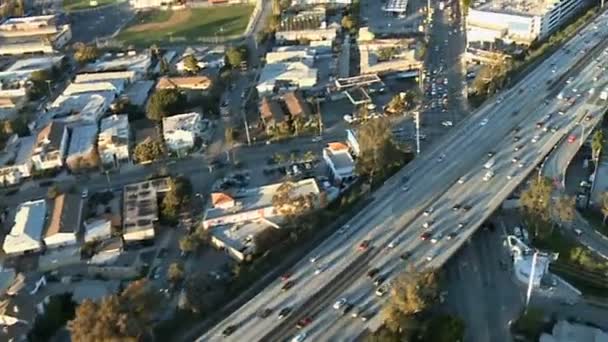 Ускорить воздушный вид на шоссе, шоссе, пригород Лос-Анджелеса — стоковое видео