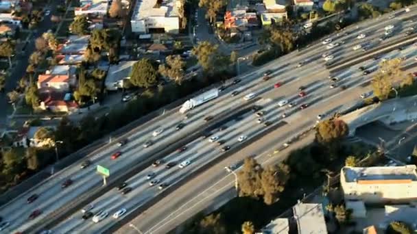 Vedere aeriană rapidă a autostrăzii, autostrăzii, suburbiilor din Los Angeles — Videoclip de stoc