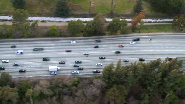 Accélérer Vue Aérienne De L'autoroute De Los Angeles, Autoroute, Banlieue — Video