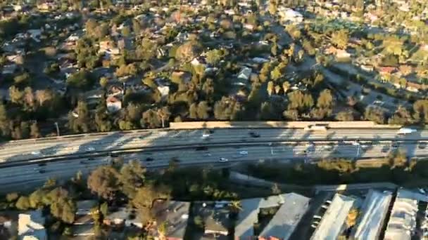 Luchtfoto van los angeles snelweg, snelweg, voorsteden versnellen — Stockvideo