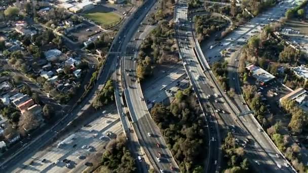 Imagens aéreas das auto-estradas e subúrbios de Los Angeles — Vídeo de Stock