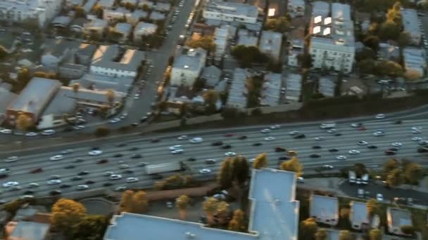 Luchtfoto beeldmateriaal van los angeles snelwegen en voorsteden. — Stockvideo