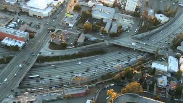 Imágenes aéreas de autopistas y suburbios de Los Ángeles . — Vídeos de Stock