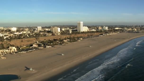 Αεροφωτογραφία του Σάντα Μόνικα της Καλιφόρνια ακτή - Λος Άντζελες — Αρχείο Βίντεο