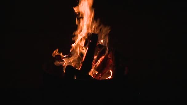 Повільний рух вогню табору — стокове відео