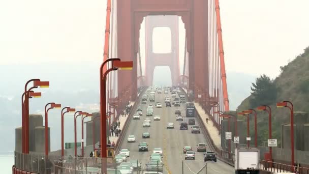 Golden gate Köprüsü geçerken trafik zaman atlamalı — Stok video