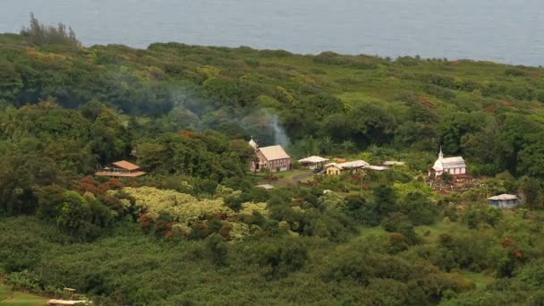 Aldeia Tropical e Igreja — Vídeo de Stock