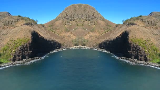 Tropische Hawaiiaanse baai gespiegeld — Stockvideo