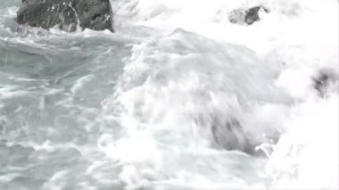 dalgalar üzerinde lava rocks