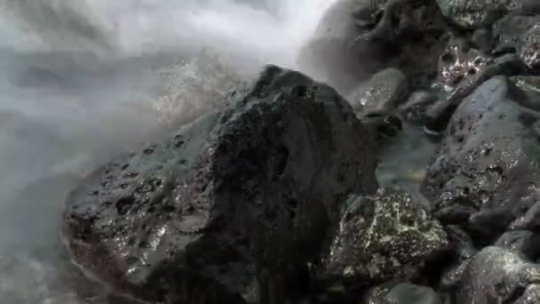 Волны на лавовых скалах — стоковое видео