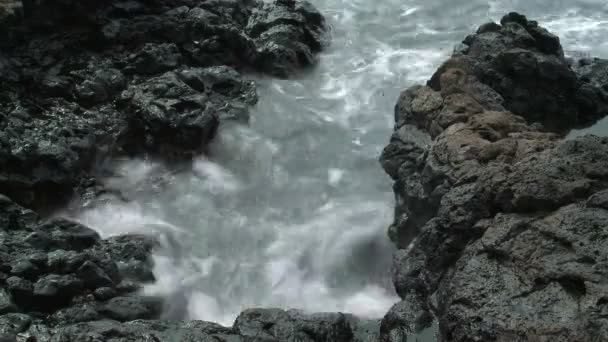Olas sobre rocas de lava — Vídeo de stock