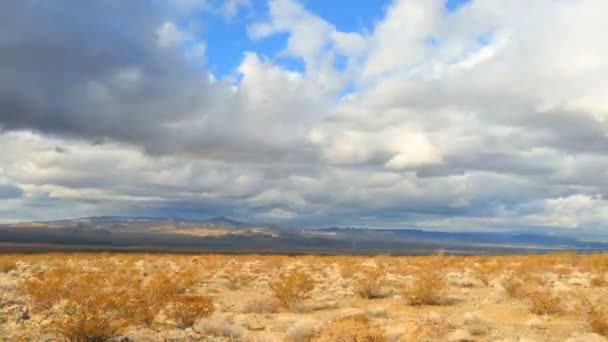 Zaman atlamalı mojave çölünde fırtına bulutların — Stok video