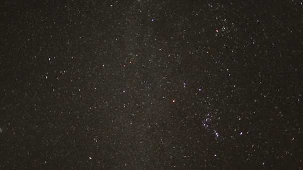 Zeitraffer von Sternen, die sich über den Nachthimmel bewegen — Stockvideo