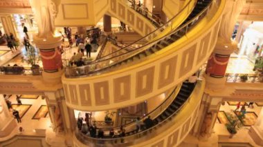 Spiral yürüyen forum mağazaları