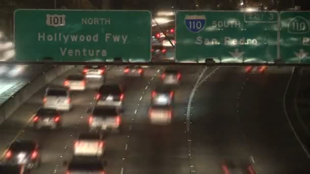 Gece los Angeles şehrinde 101 karayolunda trafik çizgiler, zaman atlamalı — Stok video