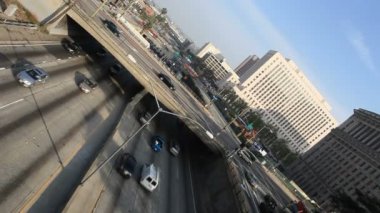 şehir merkezinde 101 karayolunda üst geçit üzerinde yoğun trafik los angeles - hareket ettirildiğinde.