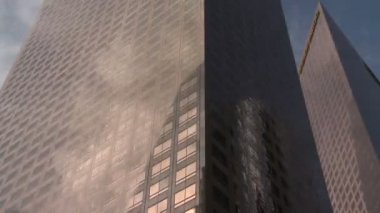 los Angeles şehir merkezi ofis binaları geçerken bulutlar zaman atlamalı