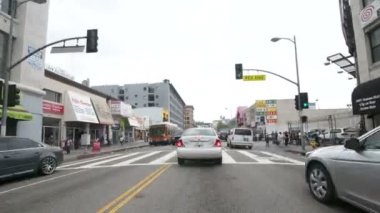 Downtown los angeles zaman atlamalı üzerinde sürüş araba takılı fotoğraf makinesi