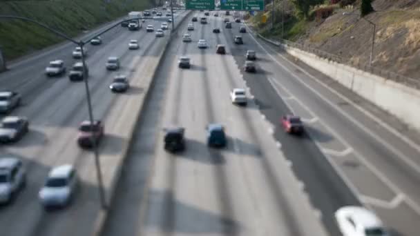 Tijdspanne van het verkeer op de snelweg 101 tilt verschoven los angeles — Stockvideo