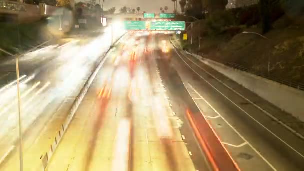 Lipsa de timp a traficului Streaking pe autostrada 101 noaptea Los Angeles — Videoclip de stoc