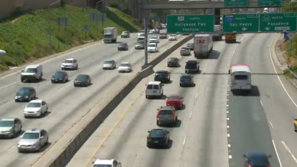 Caducidad de tráfico en el centro de Los Ángeles durante el día , — Vídeos de Stock