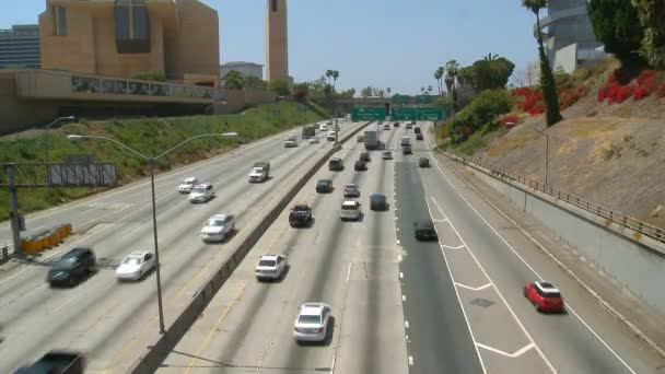 Zeitraffer des Verkehrs in der Innenstadt von Los Angeles tagsüber, — Stockvideo